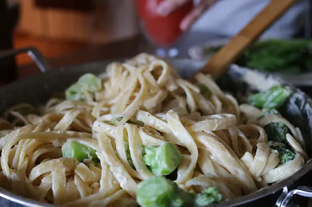 You are currently viewing Alfredo Sauce Vs. White Sauce: What’s The Difference?